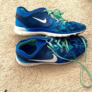 8.5 women’s nike 5.0 free runners